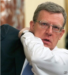 Kudrin gets his coat 库德林穿上外套
